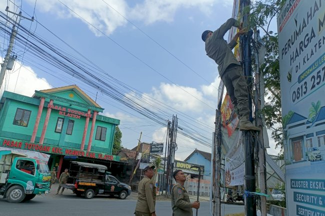 Satpol PP Klaten Tertibkan Reklame dan di Sejumlah Titik Jalan