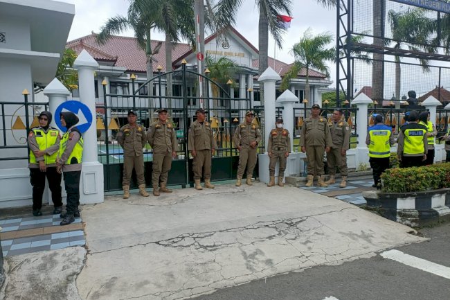 Satpol PP Klaten Lakukan Pengamanan Aksi Penyampaian Aspirasi di Kantor Kejaksaan