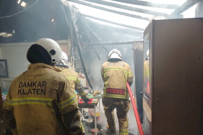 Damkar Klaten Sigap Padamkan Kebakaran Dapur Rumah Warga di Bareng