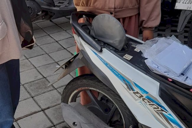 Damkar Klaten Bantu Warga Buka Jok Motor di Area Parkir MPP Klaten