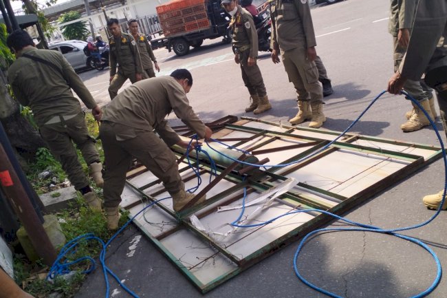 Satpol PP Klaten Tertibkan Reklame Melanggar Perda di Jalan Merapi dan Wilis