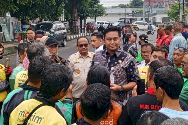 Satpol PP dan Damkar Klaten Amankan Pemasangan Halte Ojol di Stasiun Klaten