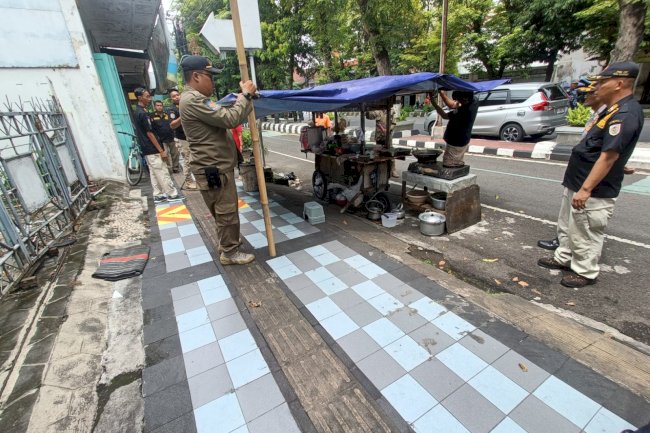 Satpol PP Klaten Tertibkan PKL dan Jasa Mainan di Kawasan Alun-Alun Kabupaten Klaten