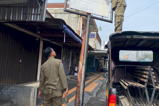 Satpol PP Klaten Tindaklanjuti Aduan Warga, Amankan Reklame Miring yang Membahayakan Pengguna Jalan