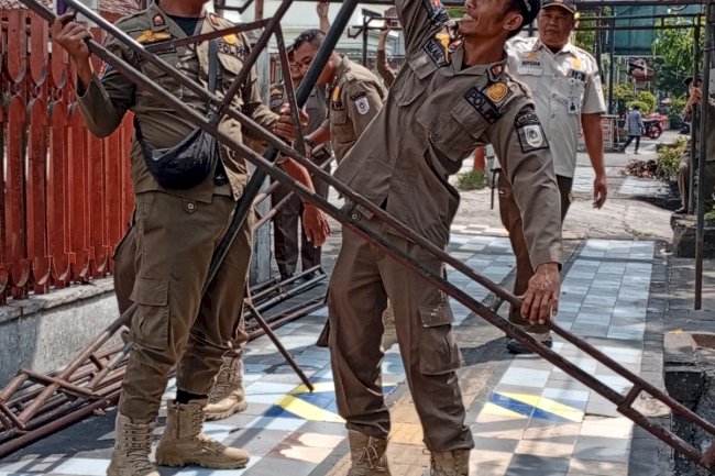 Satpol PP Klaten Tertibkan PKL dan Reklame di Jalan Merbabu dan Pemuda