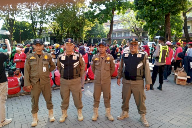 Satpol PP Klaten Amankan Kegiatan Pembagian Takjil dan Tarawih Bersama Bupati di Pendopo Pemkab