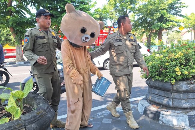 Satpol PP Bersama DISSOSP3AKB Tangani PPKS di Jalan Pemuda