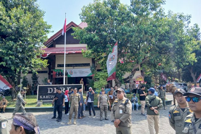 Satpol PP dan Damkar Klaten Bersama TNI-Polri Amankan Kegiatan Penyampaian Aspirasi di Gedung DPRD
