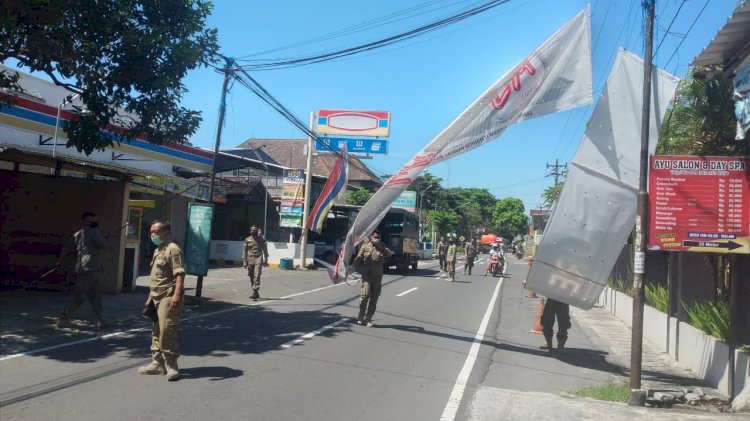 Penertiban Spanduk di Sepanjang Jalan Jogja - Solo