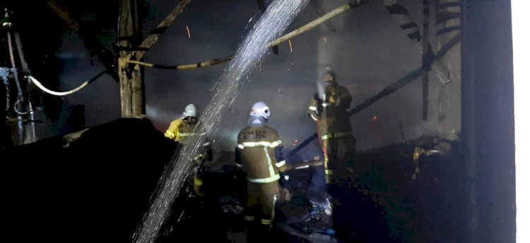 Penanganan Kebakaran Gudang Kayu Pabrik Tahu di Karanganom Klaten Utara