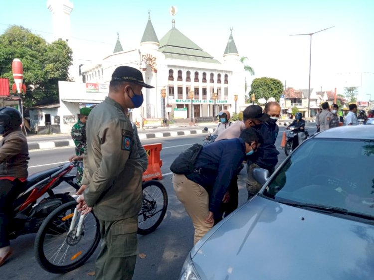 Operasi PPKM Darurat Penyekatan Perbatasan Jalan Jogja - Klaten di Prambanan