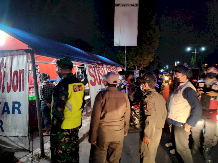 Patroli Malam PPKM Level 4 di Wilayah Kota menuju Jalan Rajawali - Jalan  Pemuda - Jalan  Kopral Sayom - Jalan  Baypass - Simpang Masjid Al Aqso - Jalan Pemuda