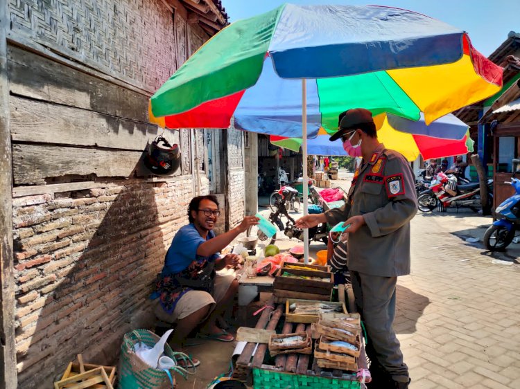 Edukasi Protokol Kesehatan Dan Pembagian Masker Kepada Masyarakat di Pasar Kraguman-jogonalan