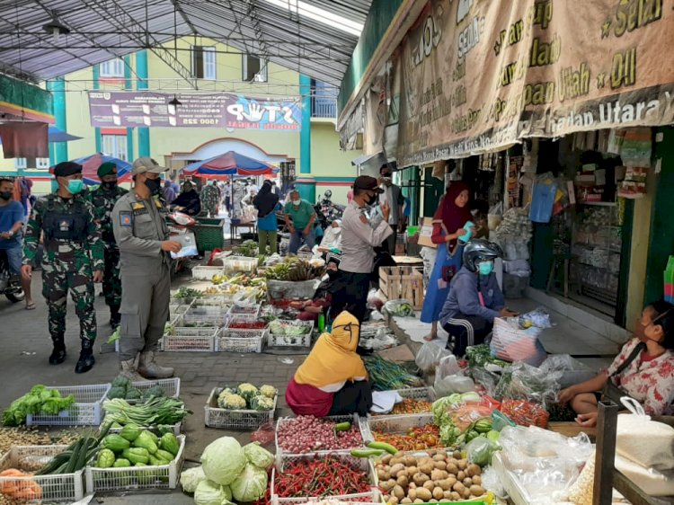 Edukasi Protokol Kesehatan Dan Pembagian Masker Kepada Masyarakat di Pasar Induk Wedi