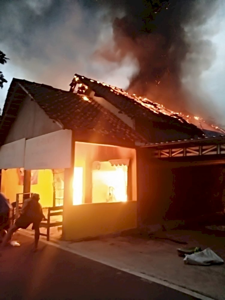Penanganan Kebakaran Sebuah Kios di Desa Talang Kecamatan Bayat