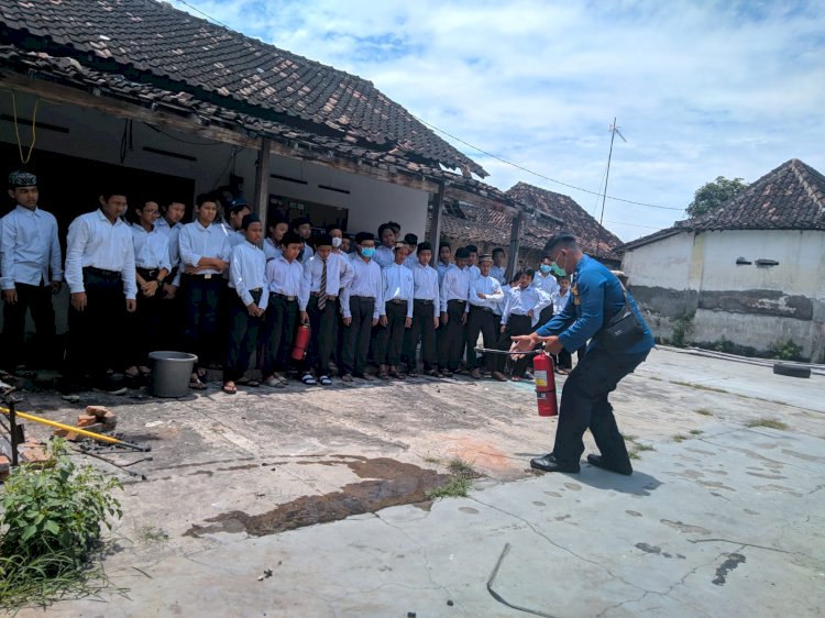 Sosialisasi Pencegahan dan Penanggulangan Bahaya Kebakaran di Pondok Pesantren Al-Hidayah Sulaimaniyah