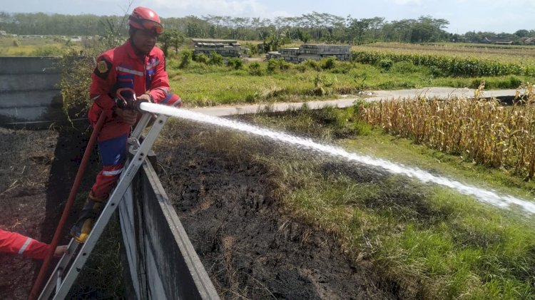 Penanganan Kebakaran Sebuah Lahan di Dekat Tangki Gas Elpiji SPPBE di Dukuh Betro, Desa Dlimas, Ceper