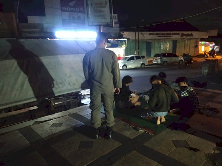 Patroli Malam Penegakan Protokol Kesehatan PPKM Level 2 di Wilayah Kota menyisir Alun-Alun Klaten - Jalan Pemuda - Jalan  Mayor Kusmanto - Jalan  Veteran