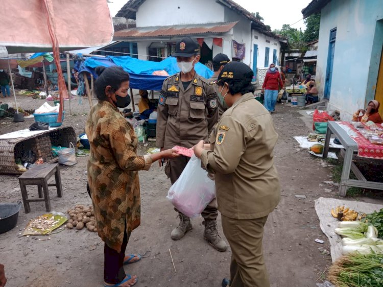 Pembagian Masker dan Edukasi Protokol Kesehatan PPKM Level 2 di Pasar Basin, Pasar Puluhwatu dan Taman Jlengut