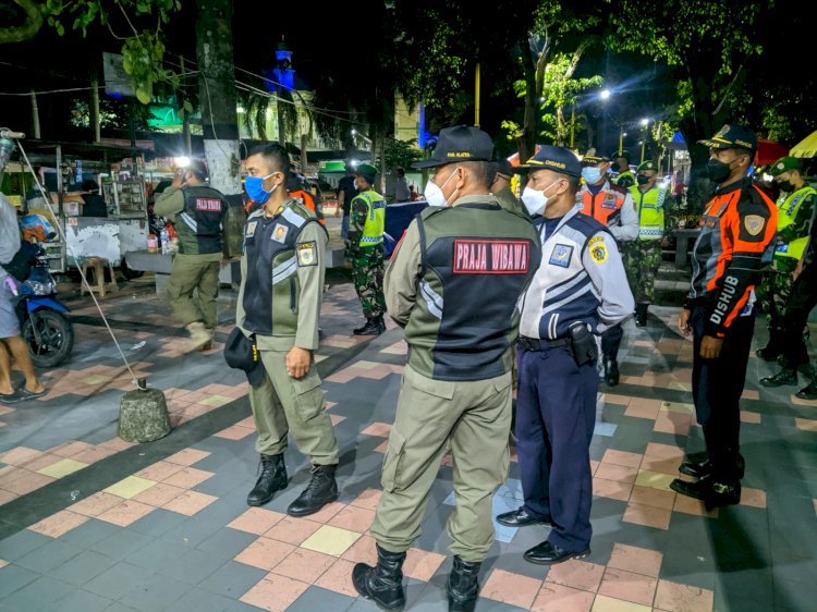 Patroli Malam Penegakan Disiplin Protokol Kesehatan di Alun-alun - Jalan Pemuda - Jalan Pramuka - Cafe dan Coffe Shop Kota
