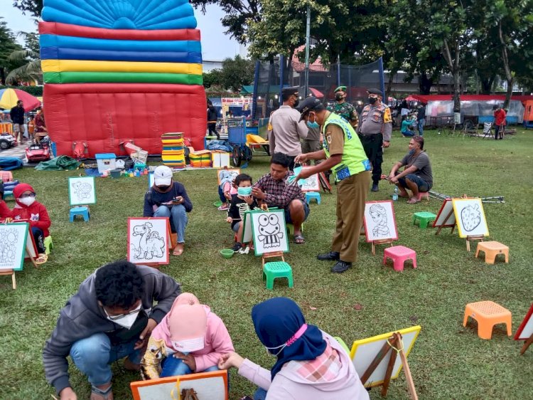 Edukasi Protokol Kesehatan dan Pembagian Masker Masyarakat di Alun-Alun Kota