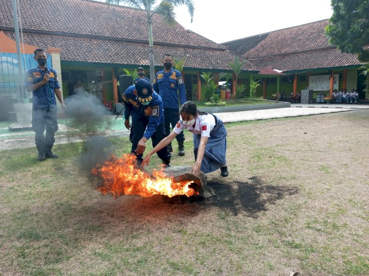 Edukasi Dan Simulasi Pencegahan dan Penanggulangan Kebakaran di SMA N 1 Jogonalan