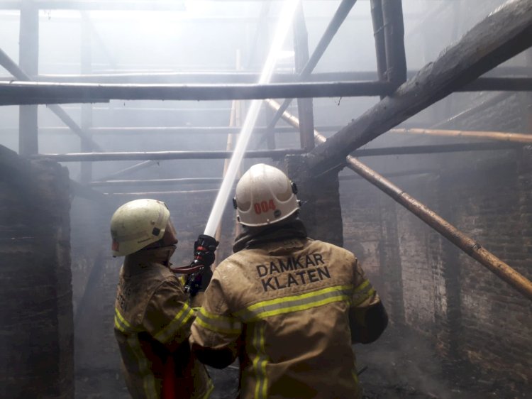 Penanganan Kebakaran Bangunan Oven Tembakau di Desa Wonosari, Kecamatan Trucuk