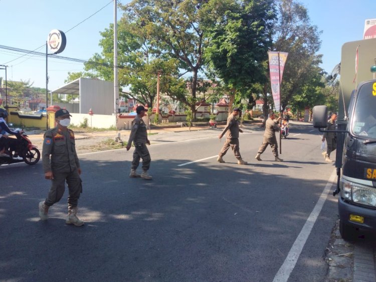 Operasi Penertiban Reklame di sepanjang Jalan Merbabu  dan Jalan Mayor Kusmanto