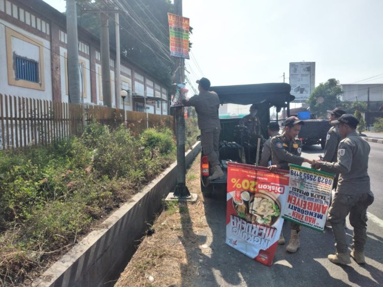 Operasi Penertiban Reklame di Jalan Jogja - Solo