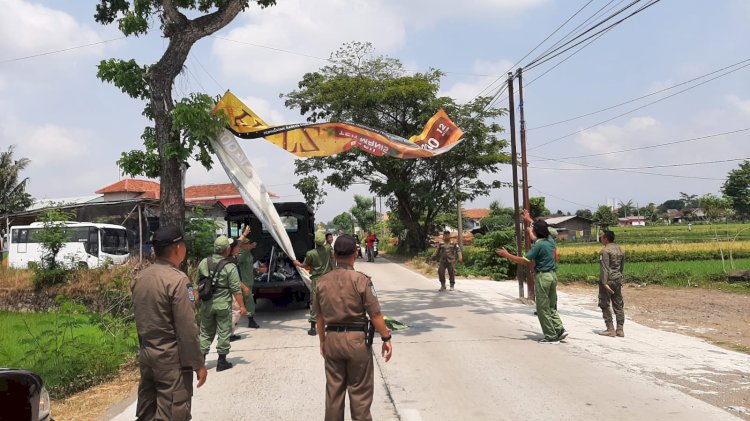 Operasi Bersama Penertiban Reklame Tak Berizin di Wilayah Kecamatan Kebonarum
