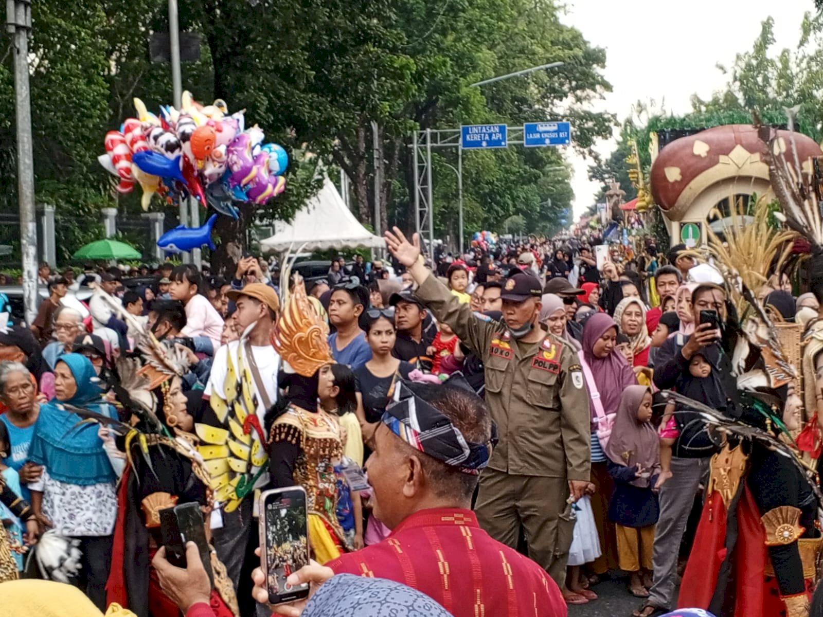 Pengamanan Defile dan Parade Mobil Hias di Kota Surakarta