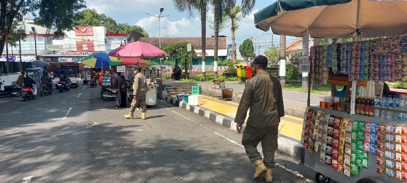 Operasi Penataan dan Pemberdayaan Pedagang Kaki Lima di Alun-Alun Kota