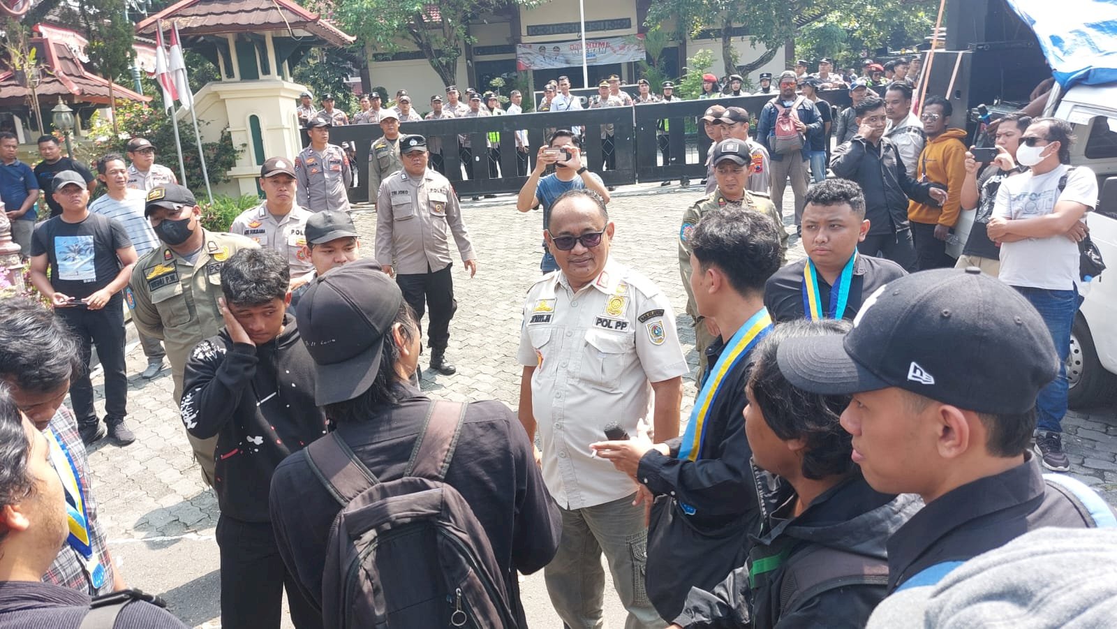 Pengamanan Aksi Unjuk Rasa Pengelolaan Sampah Troketon