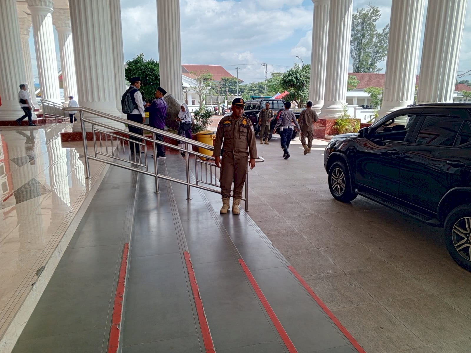 Satpol PP Klaten Lakukan Pengamanan Tasyakuran Jamaah Haji Tahun 2025 di Graha Bung Karno