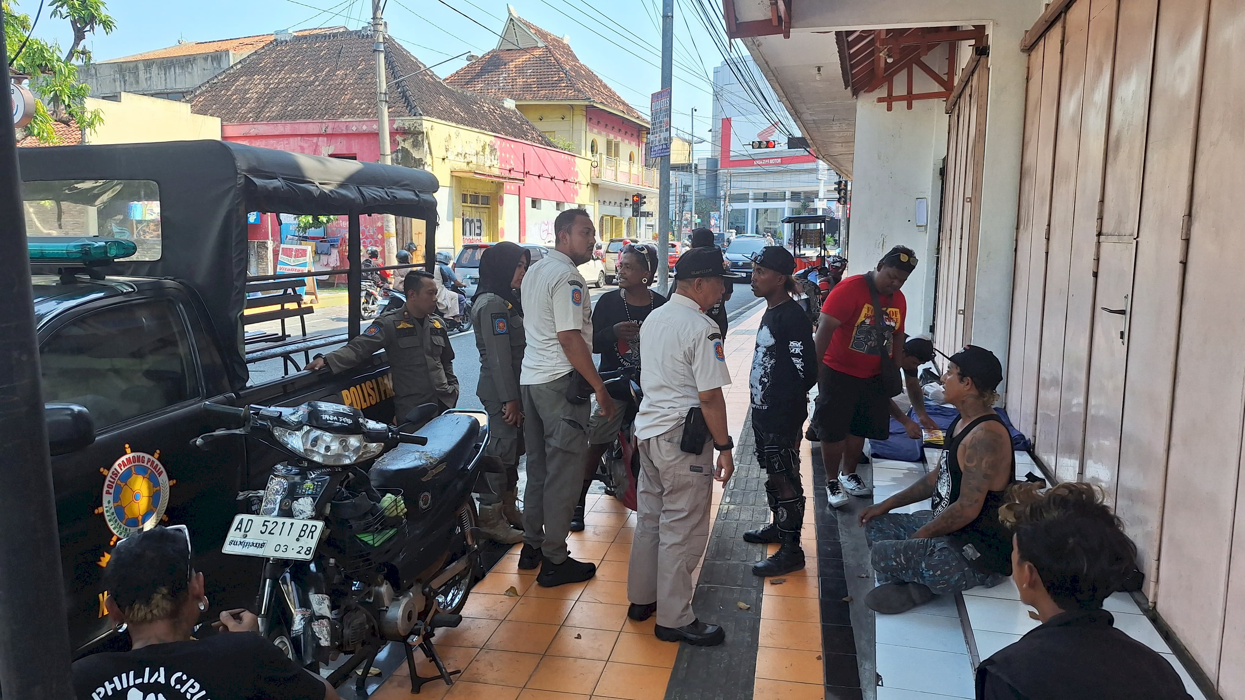 Satpol PP Klaten Tertibkan Anak Punk yang Meresahkan Warga di Simpang Bareng