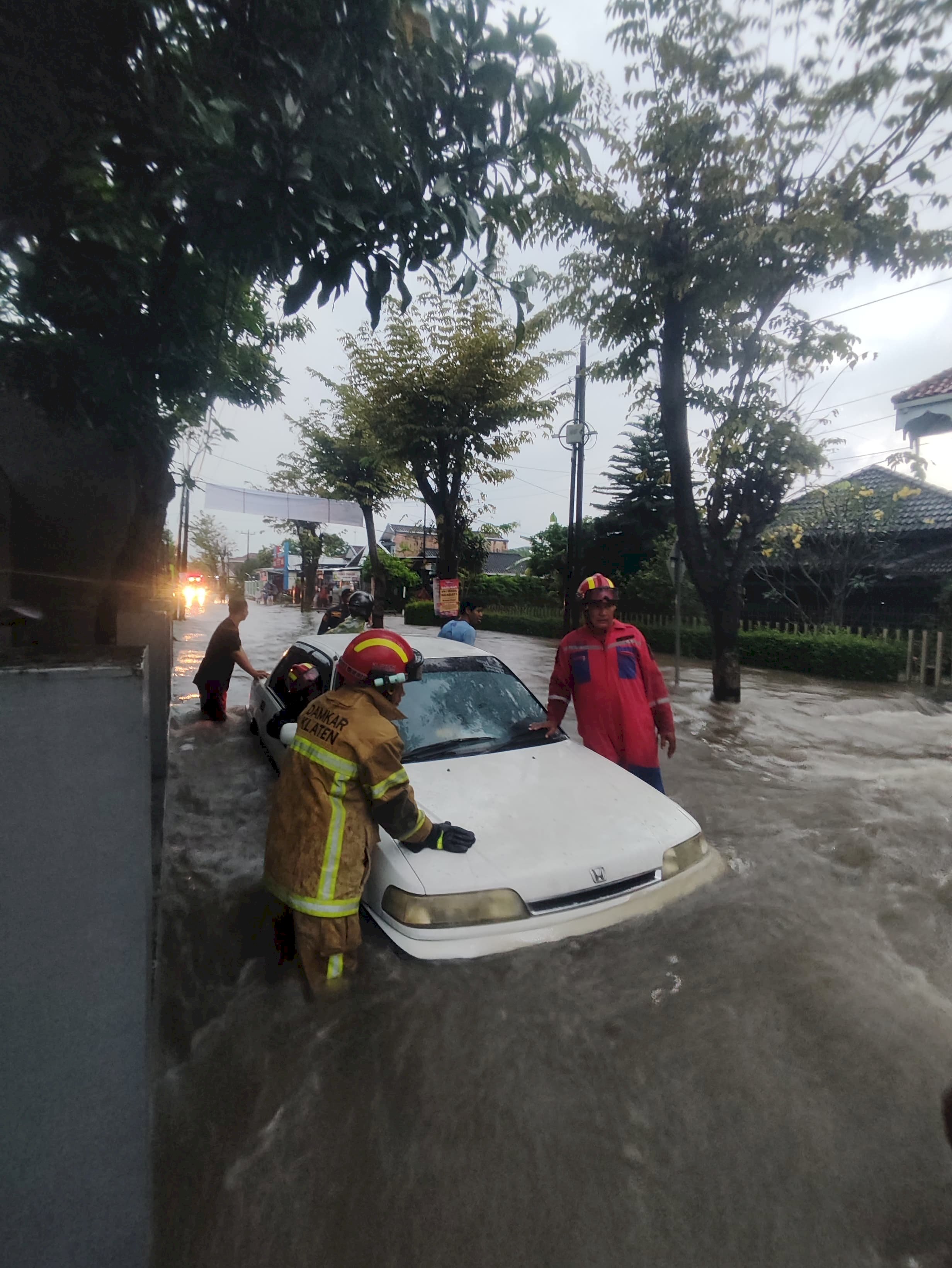 Damkar Klaten Selamatkan Mobil Terjebak Luapan Air di Klaten Utara