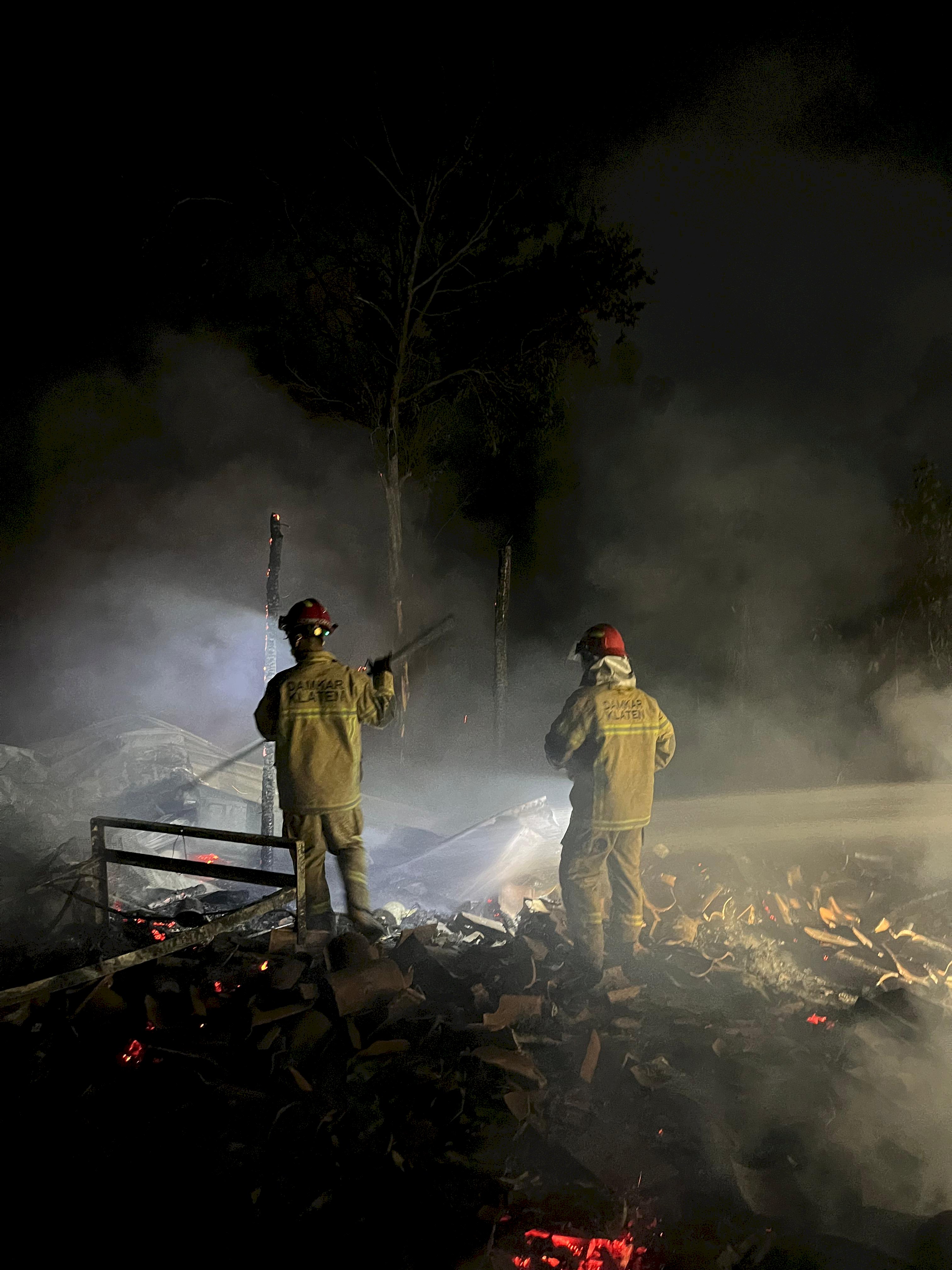 Damkar Klaten Padamkan Kebakaran Rumah dan Kandang Ternak di Ceper