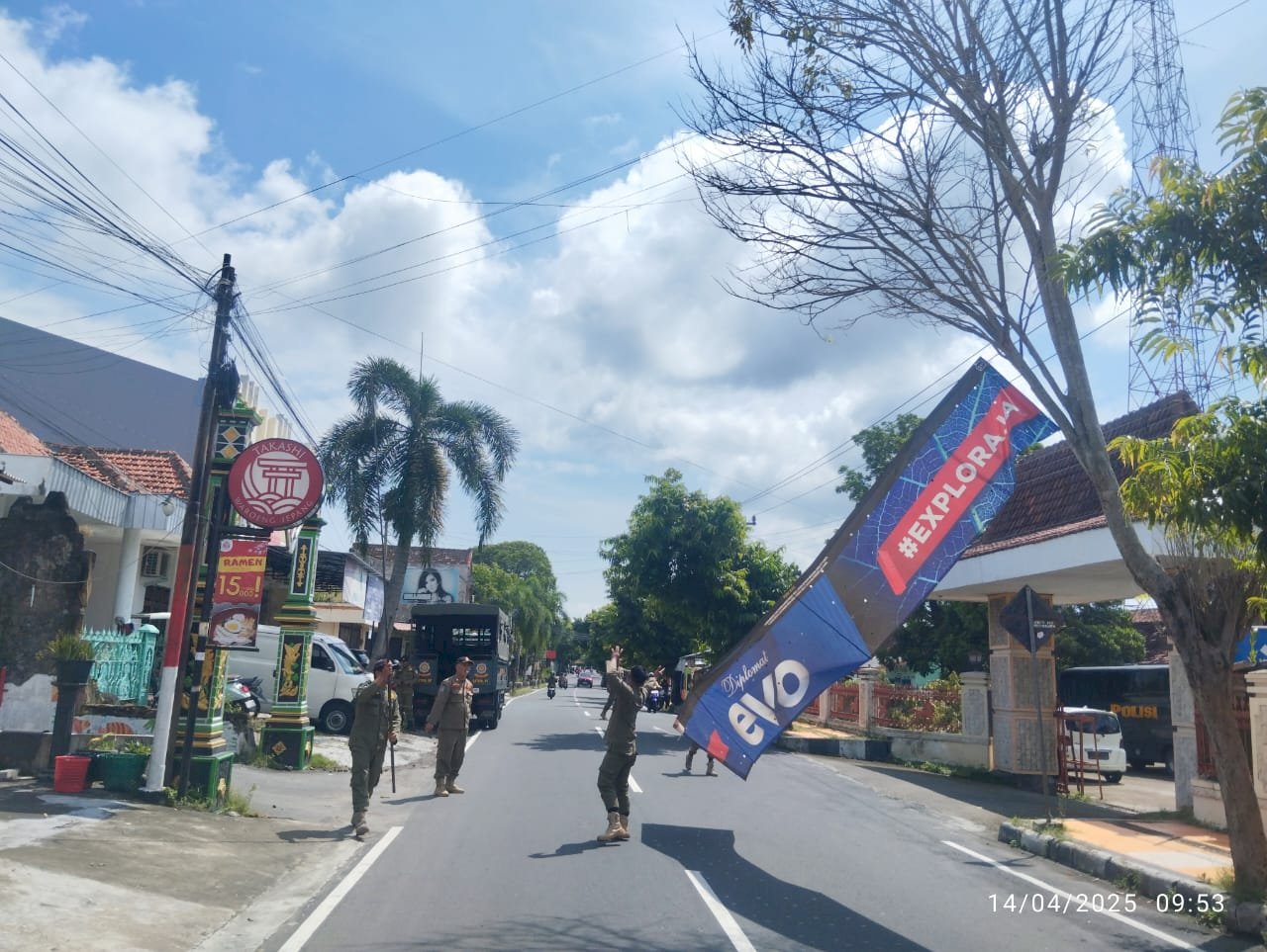 Satpol PP Klaten Tertibkan Reklame Tak Berizin di Sejumlah Titik Strategis