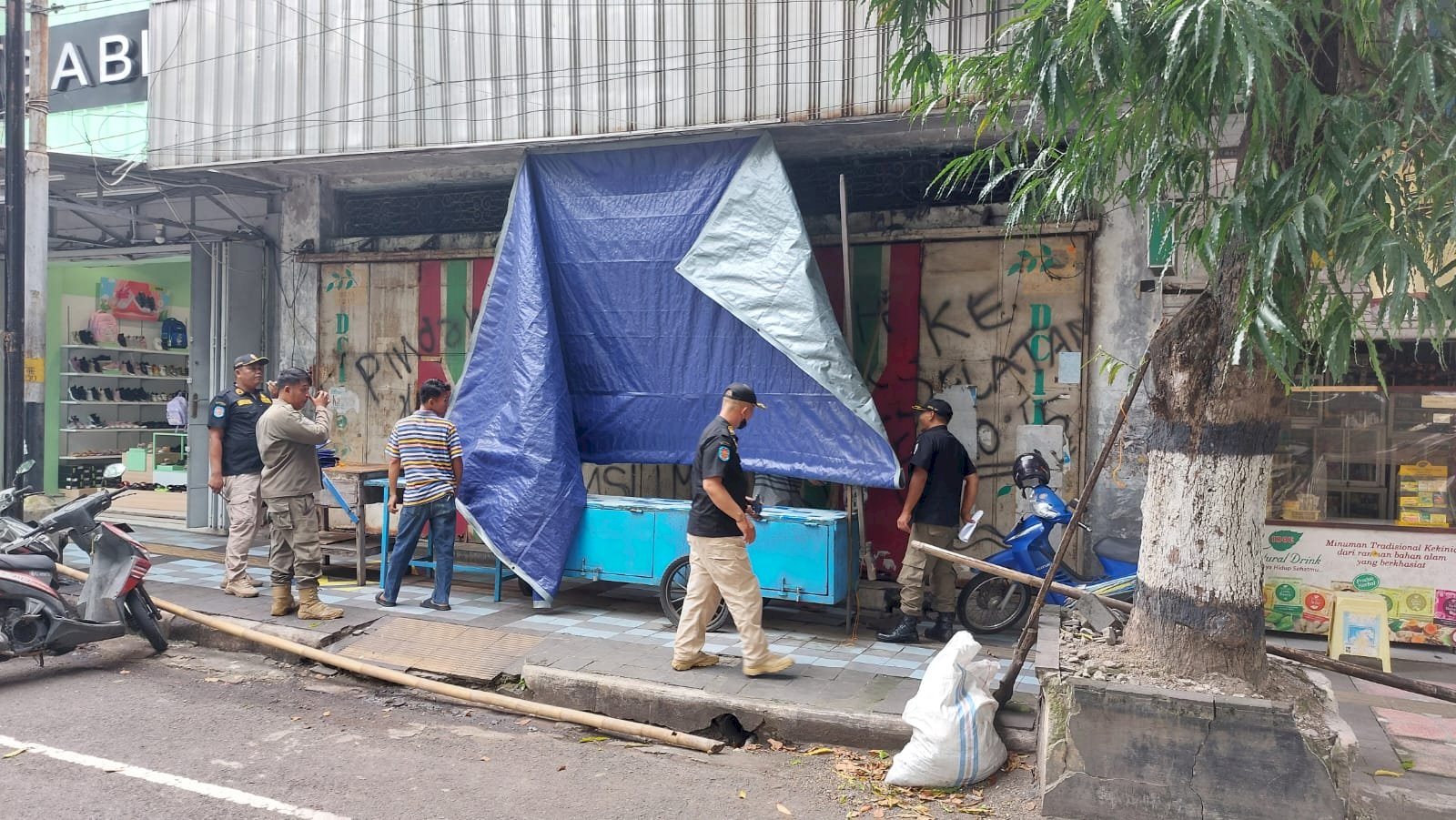Satpol PP Klaten Tertibkan PKL dan Reklame di Sejumlah Titik Kawasan Kota
