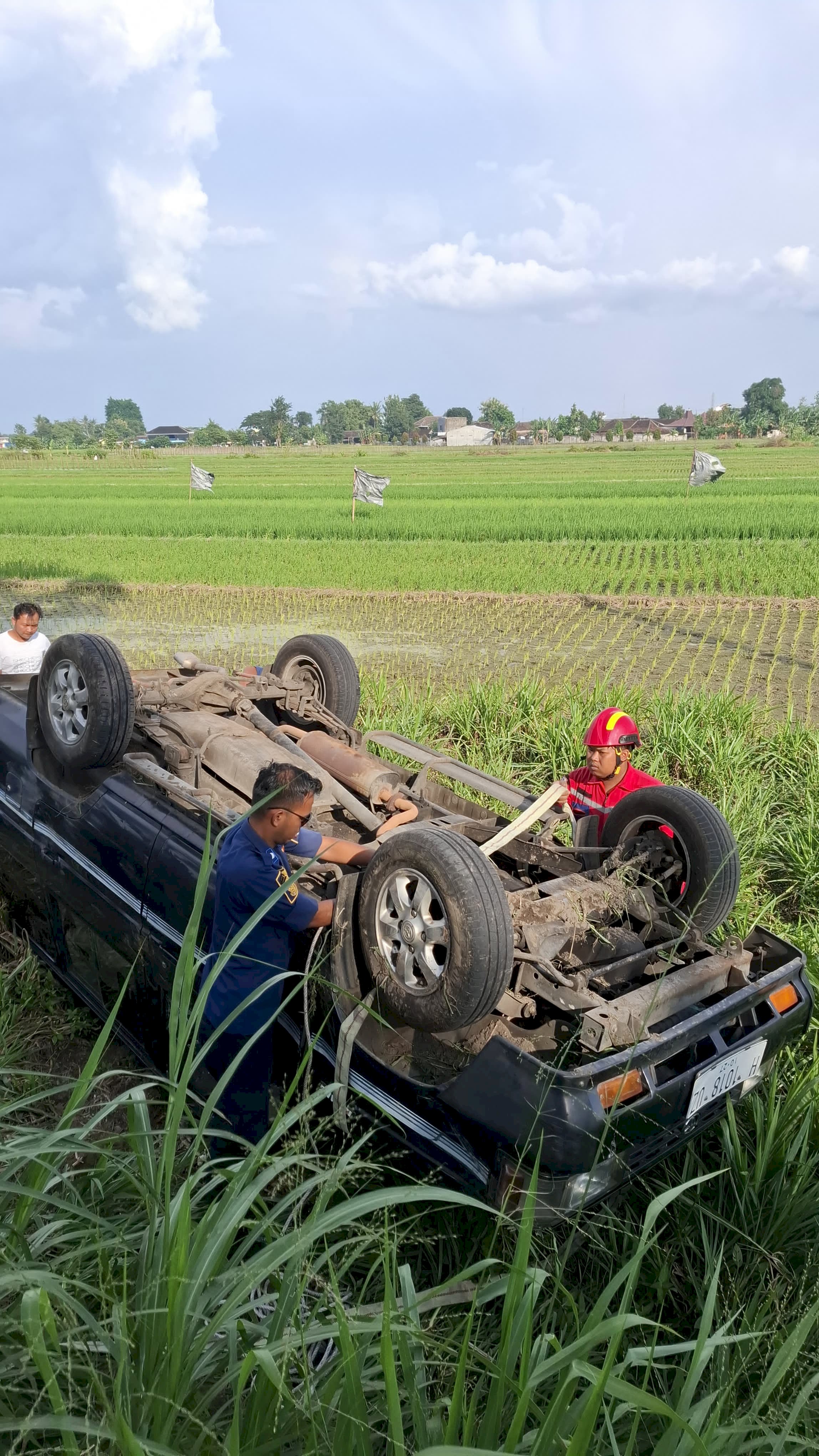 Damkar Klaten Lakukan Operasi Penyelamatan Kecelakaan Lalu Lintas di Ngawen