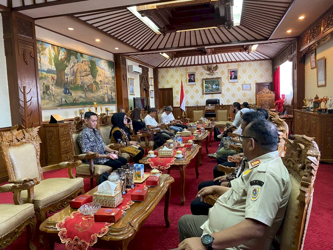 Pengamanan Audiensi Seniman Klaten di Ruang Kerja Bupati Berjalan Kondusif