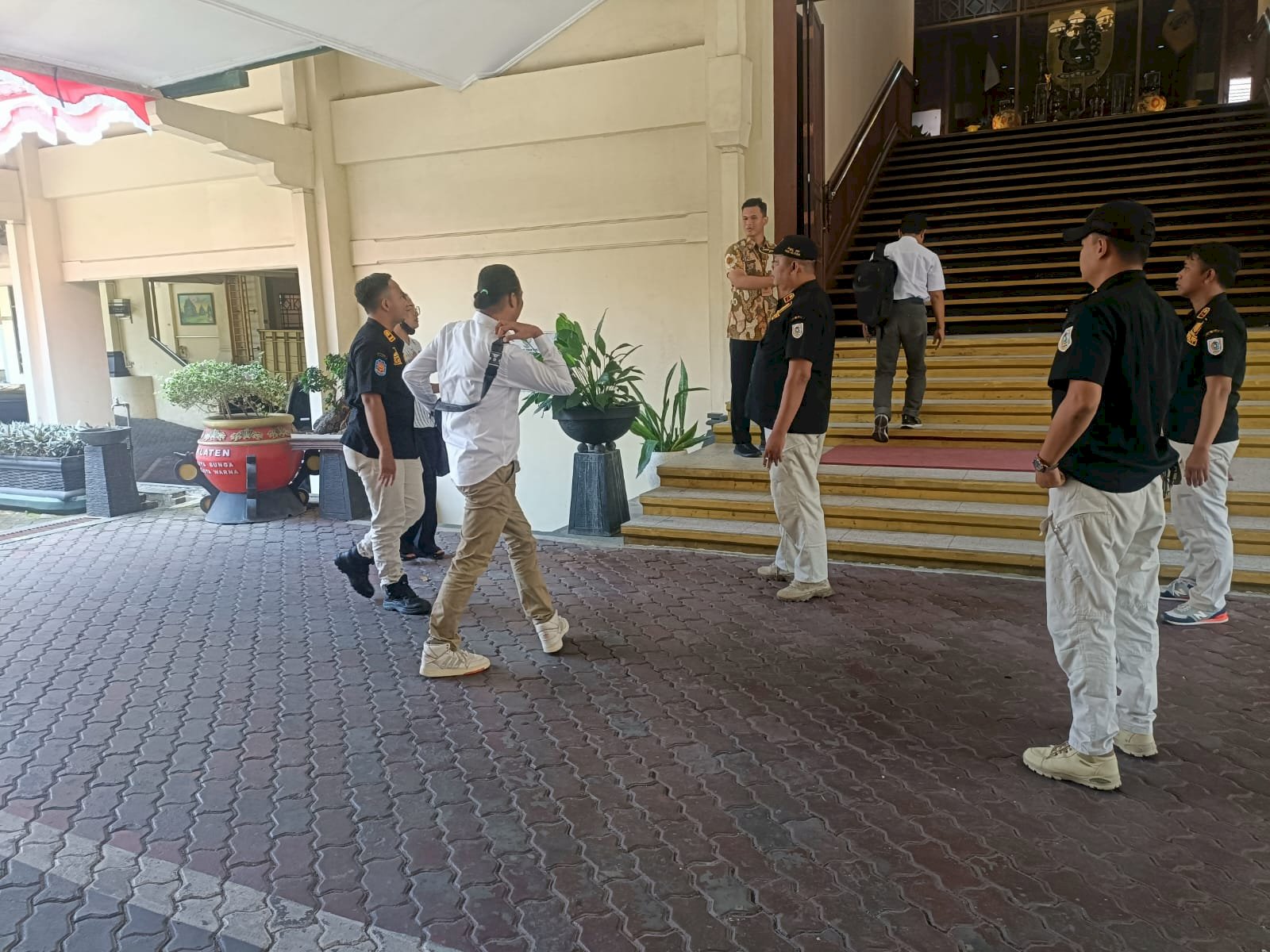 Pengamanan Audiensi Seniman Klaten di Ruang Kerja Bupati Berjalan Kondusif