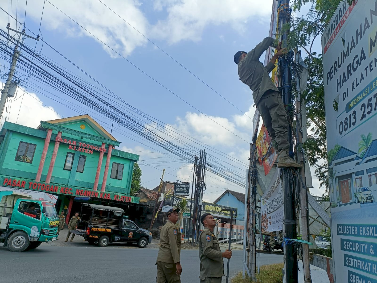 Satpol PP Klaten Tertibkan Reklame dan di Sejumlah Titik Jalan 