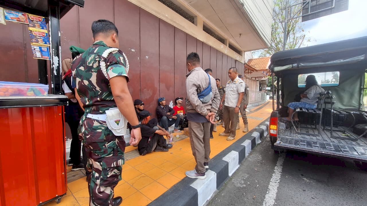 Operasi Gabungan Tertibkan PGOT di Klaten, Delapan Orang Diamankan