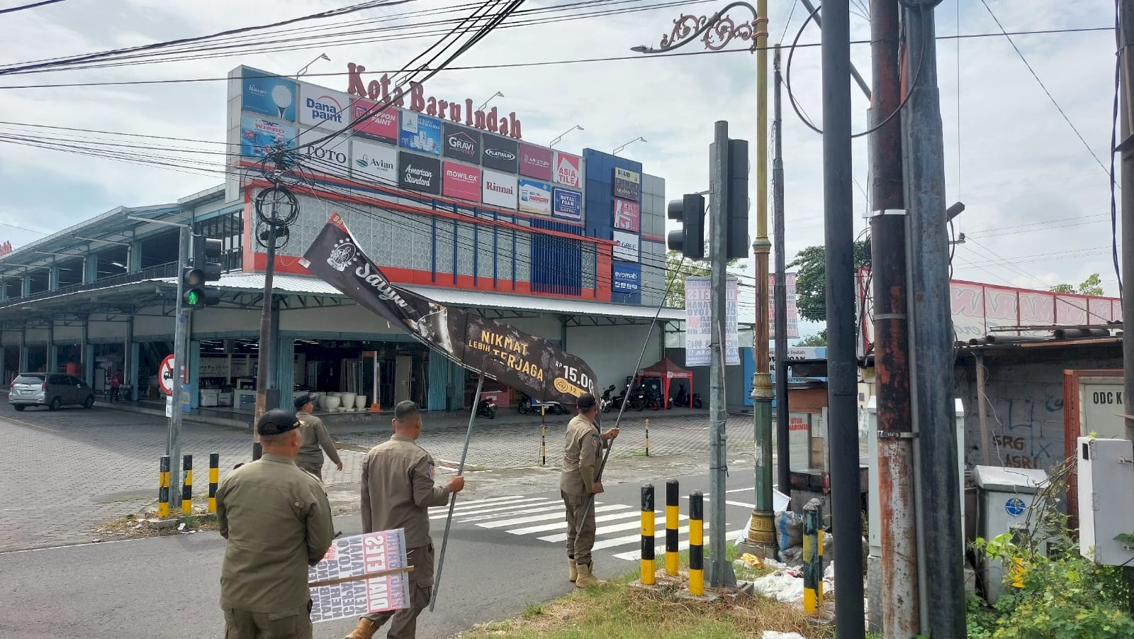 Satpol PP Klaten Gelar Operasi Penanganan Pelanggaran Perda di Sejumlah Titik Jalan Jogja Solo