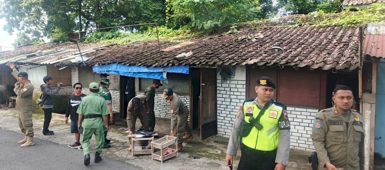 Operasi Gabungan Tertibkan dan Bongkar Bangunan Liar di Area Ex Bantalan Rel PG Gondang Baru