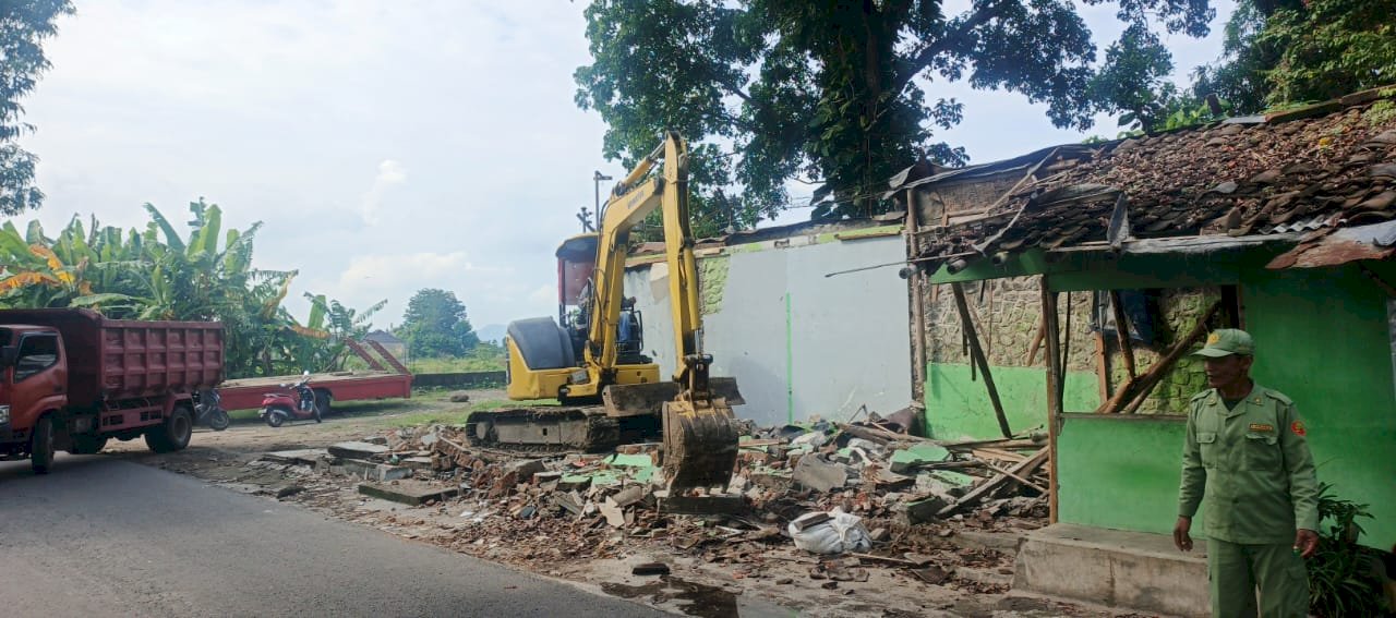 Operasi Gabungan Tertibkan dan Bongkar Bangunan Liar di Area Ex Bantalan Rel PG Gondang Baru