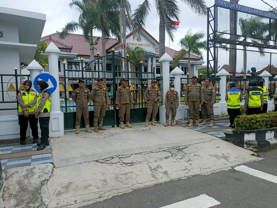 Satpol PP Klaten Lakukan Pengamanan Aksi Penyampaian Aspirasi di Kantor Kejaksaan