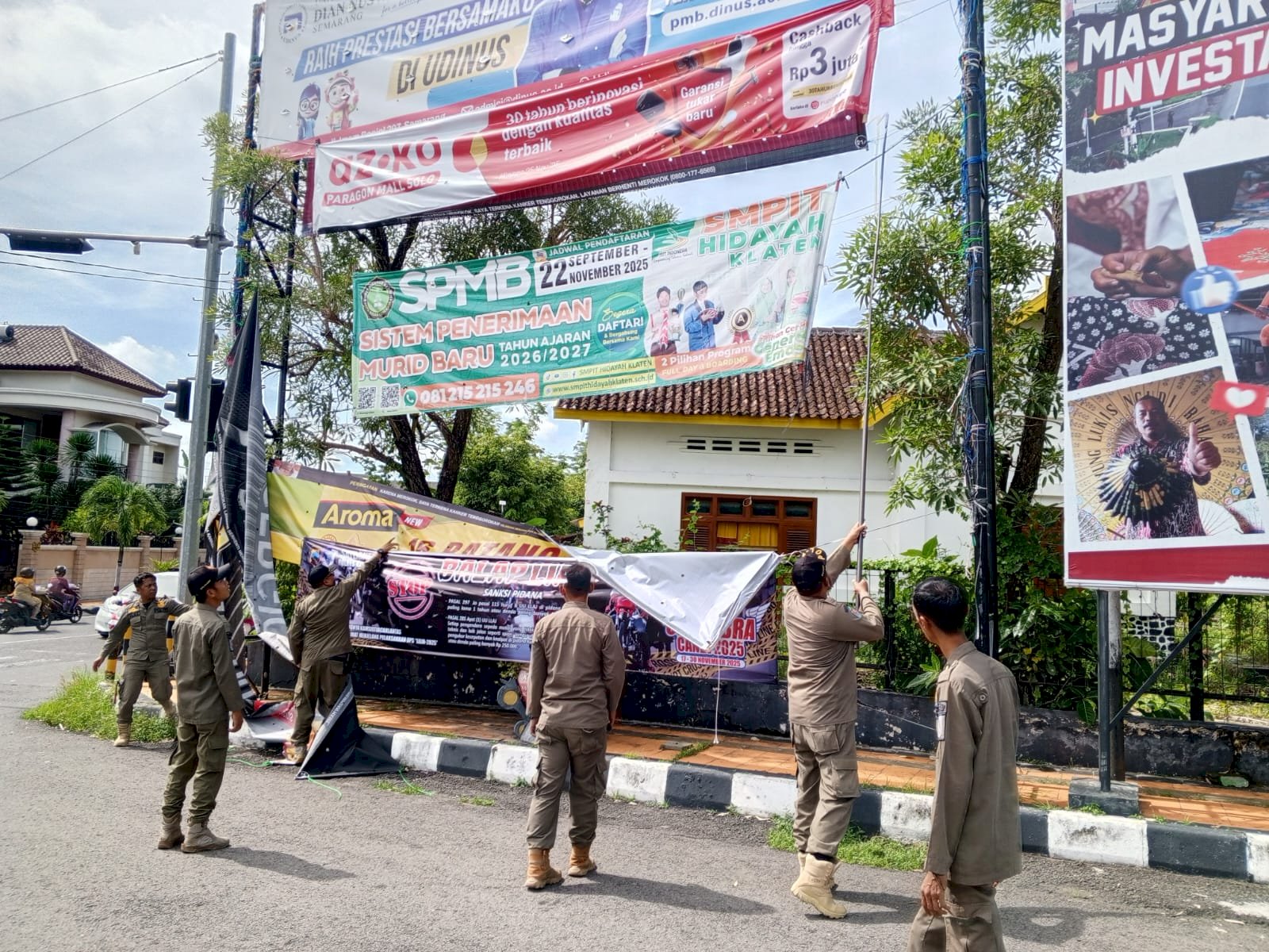 Satpol PP Klaten Gelar Patroli Penertiban Reklame dan PKL di Sejumlah Ruas Jalan Kota