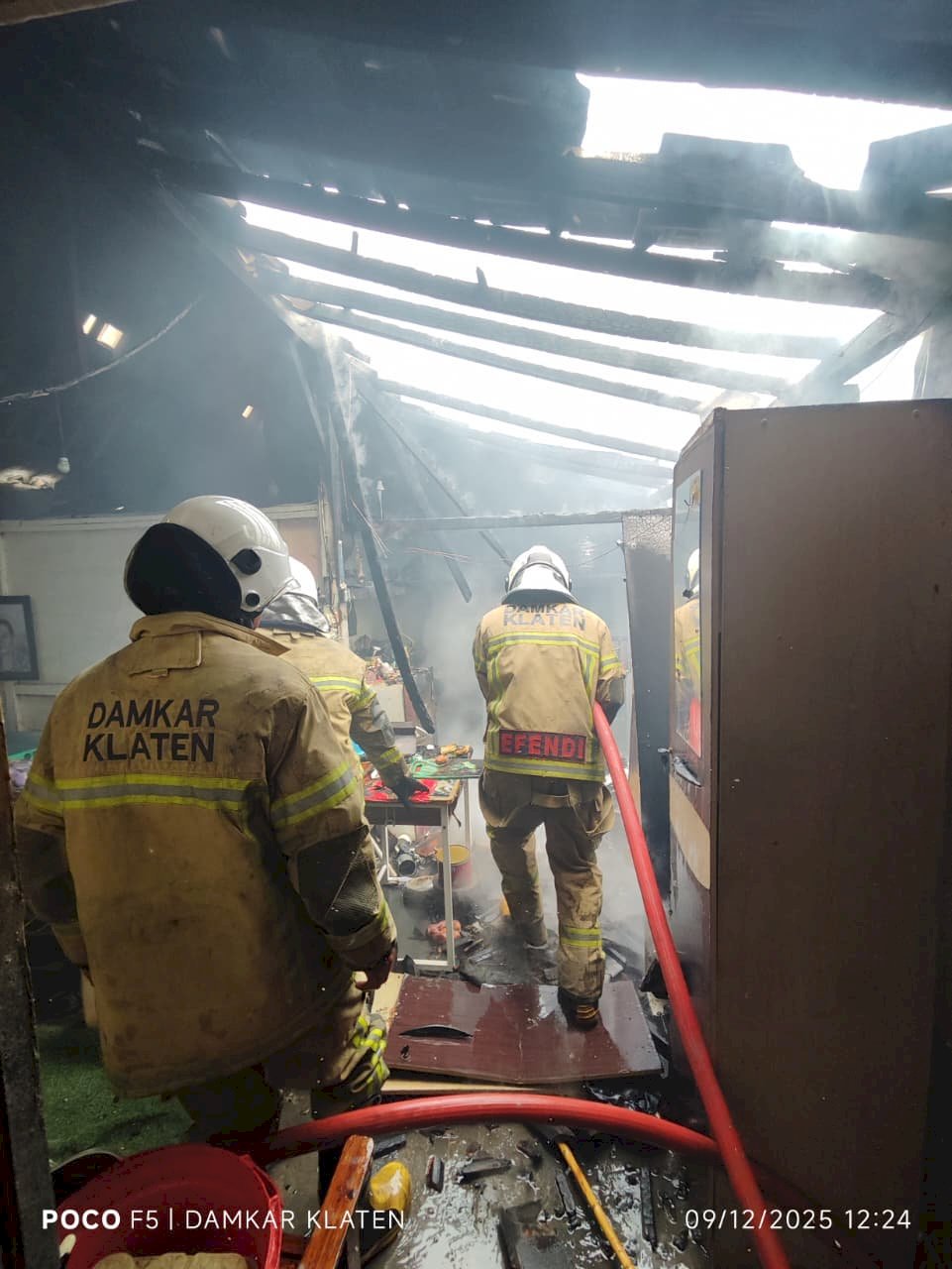 Damkar Klaten Sigap Padamkan Kebakaran Dapur Rumah Warga di Bareng